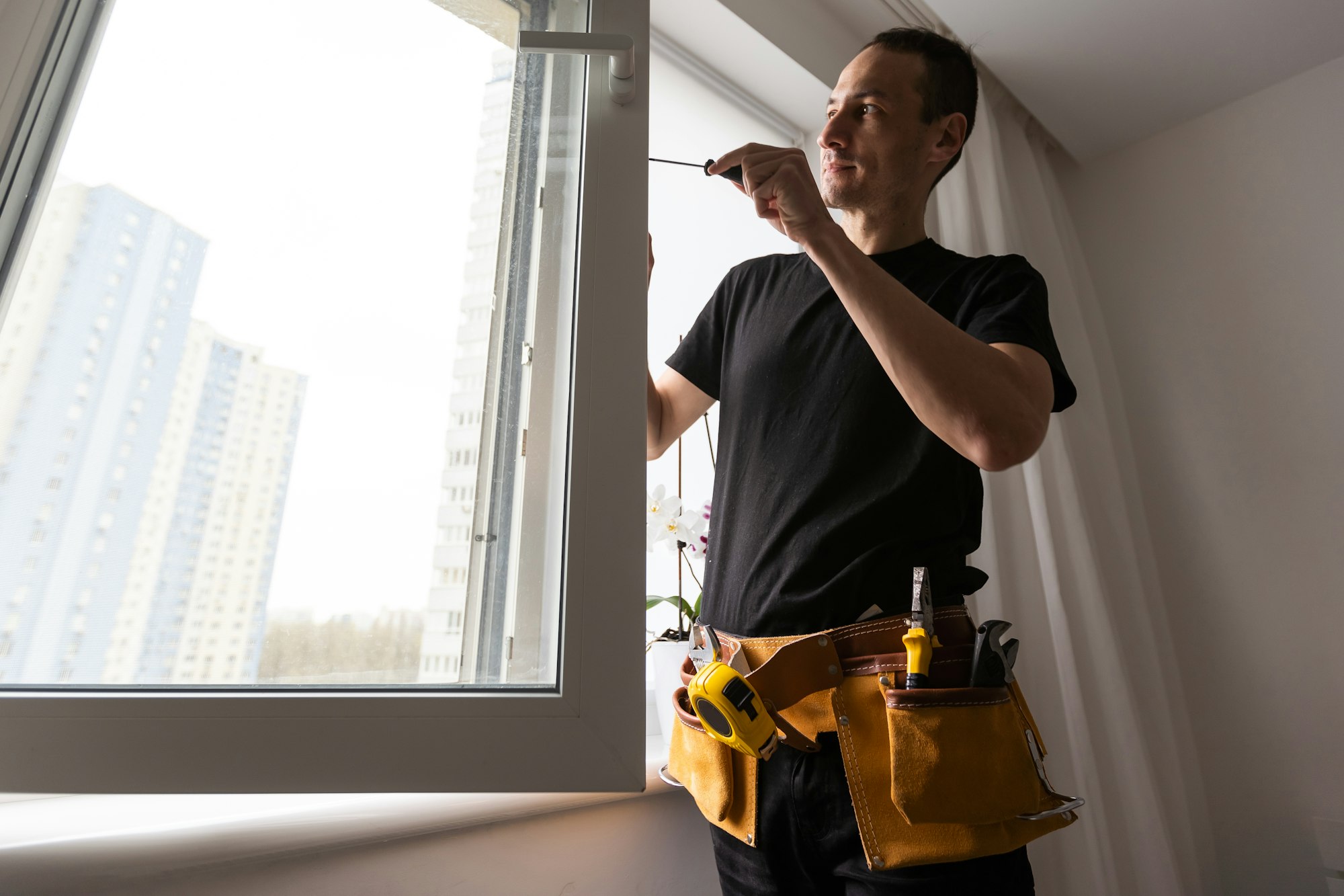 Techniker prüft einen Fensterbeschlag